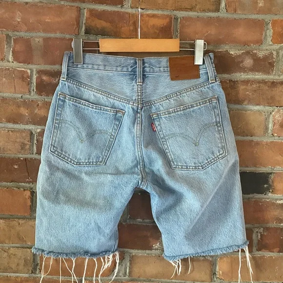 LEVI’S 501 distressed mid thigh shorts button fly light wash denim size 25 - Picture 4 of 6